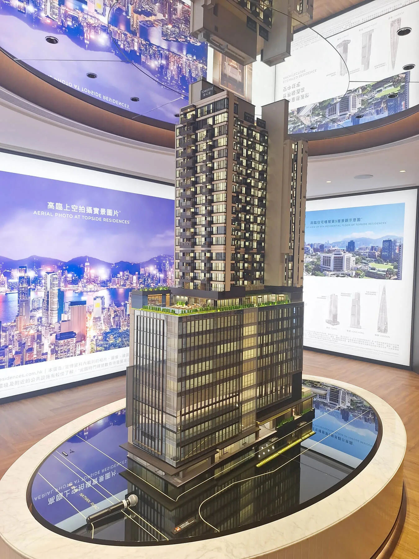 Model skala arsitektur vertikal yang menunjukkan detail pekerjaan fasad